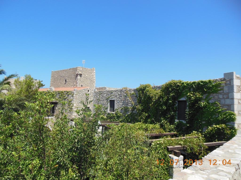 Отель Tsitsiris Castle Stavrion Экстерьер фото